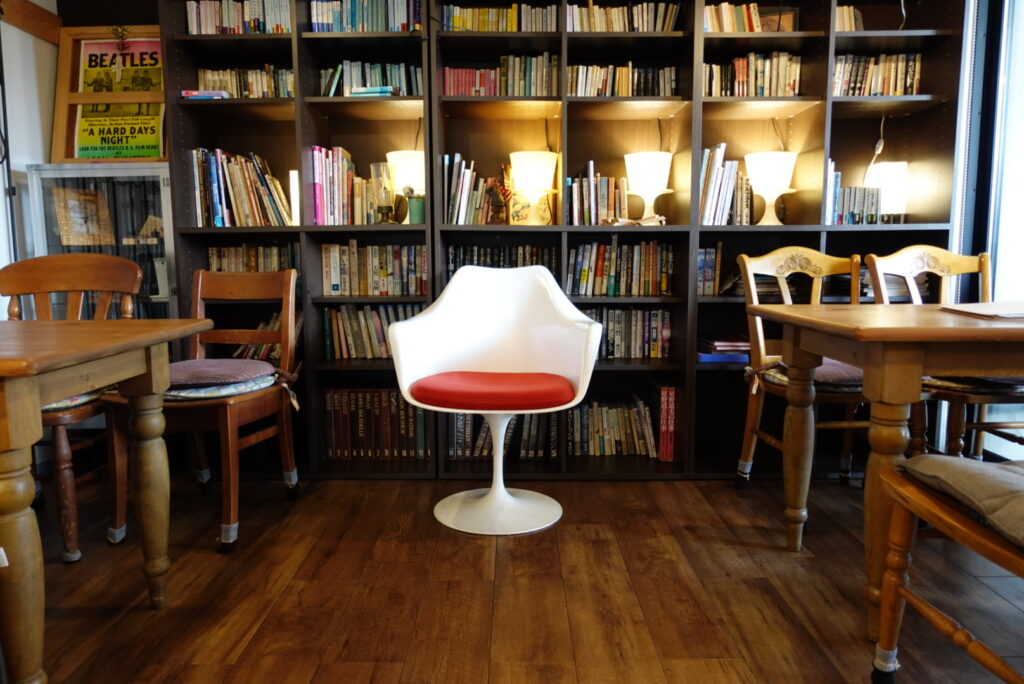 前橋の落ち着いたカフェ、ふじみラウンジの読書コーナー